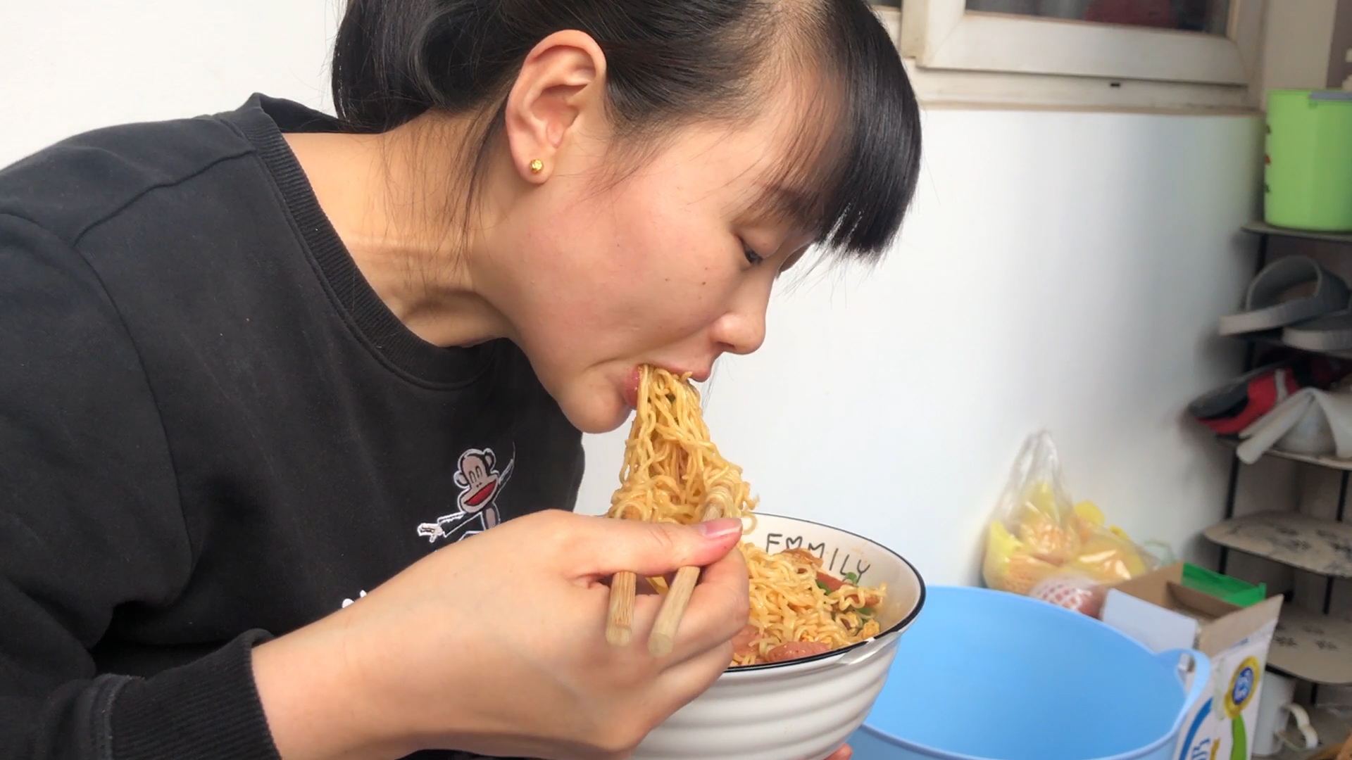 一斤方便面,五个蛋配上辣椒,妹子做炒面,一大盆端着吃,大口嗦面真过瘾